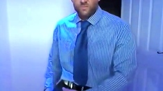 Empresario batendo punheta